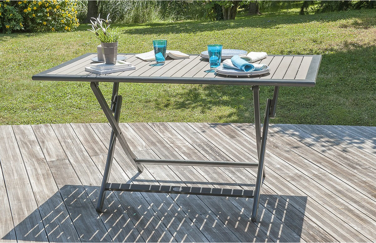 Table aluminium et bois composite clair