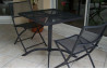 Guéridon perforé et 2 chaises assorties
