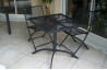 Guéridon perforé et 2 chaises assorties