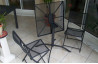 Guéridon perforé et 2 chaises assorties