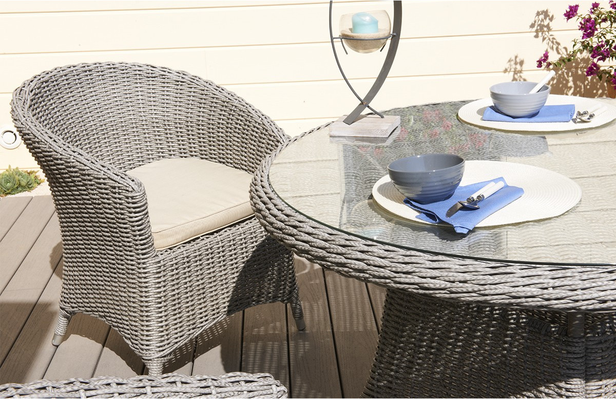 Salon de jardin composé d'une table et de 6 fauteuils