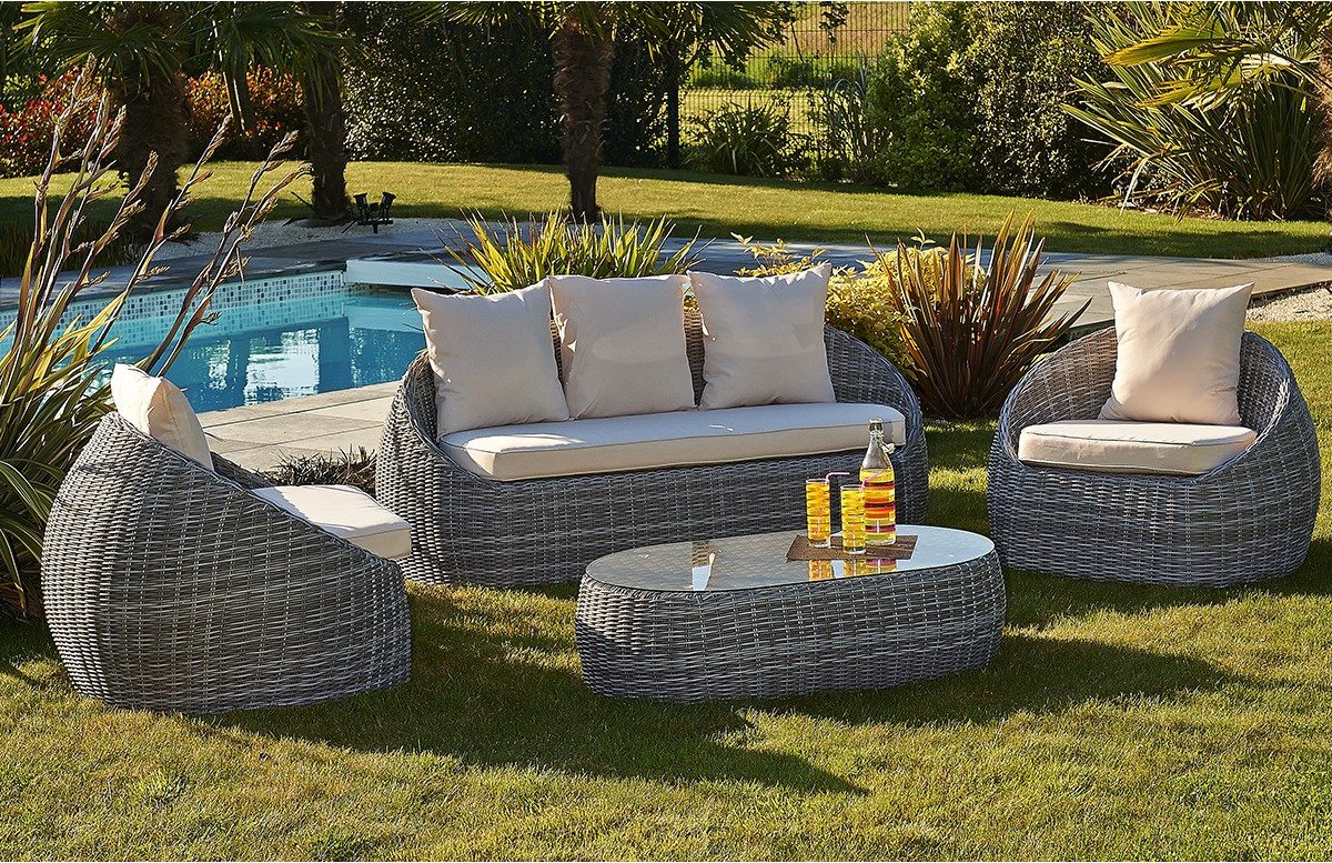 Salon de jardin avec une table et 4 fauteuils assortis