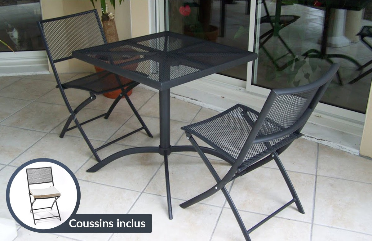 Guéridon perforé et 2 chaises assorties