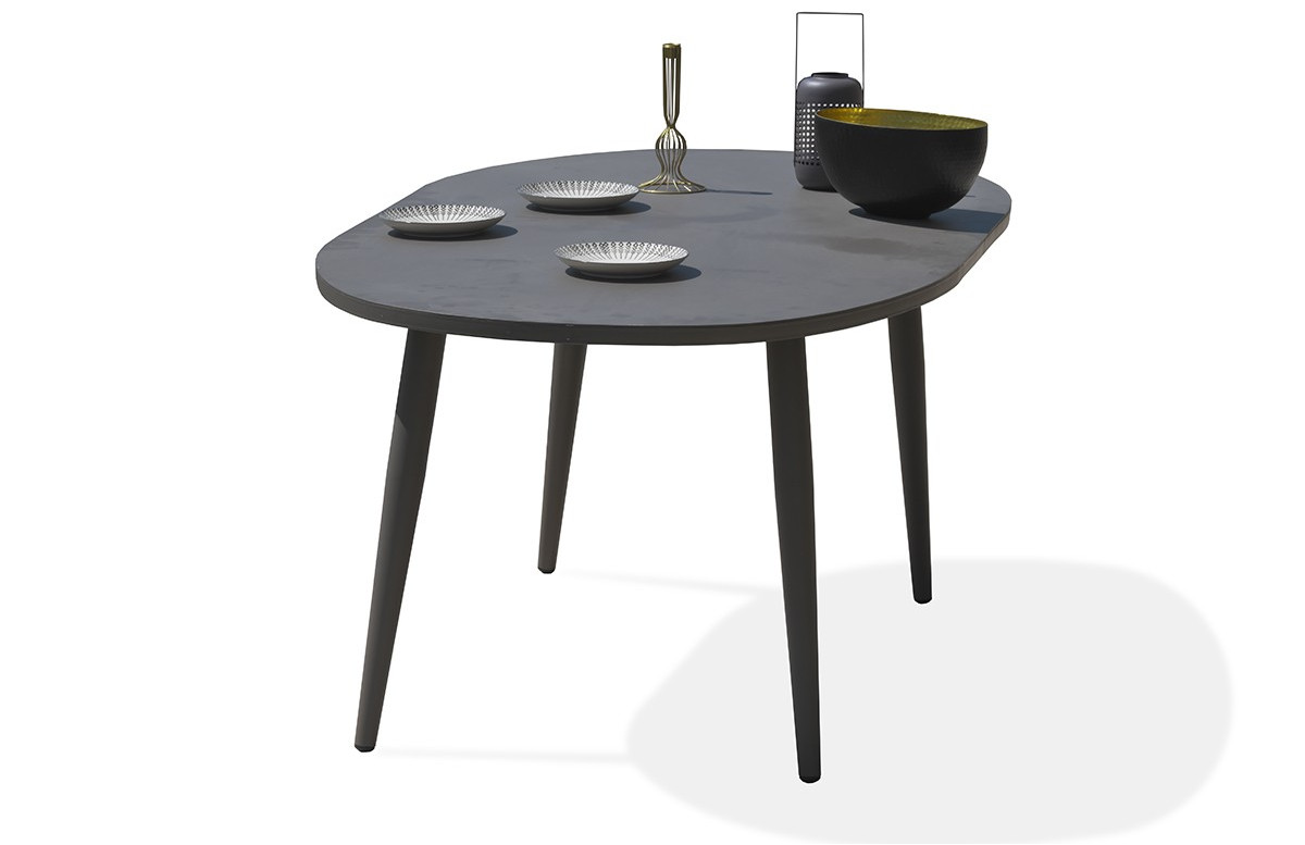 Table ovale en aluminium beige Table ovale en aluminium beige