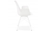 Chaise avec accoudoirs habillée en blanc - Kokliko