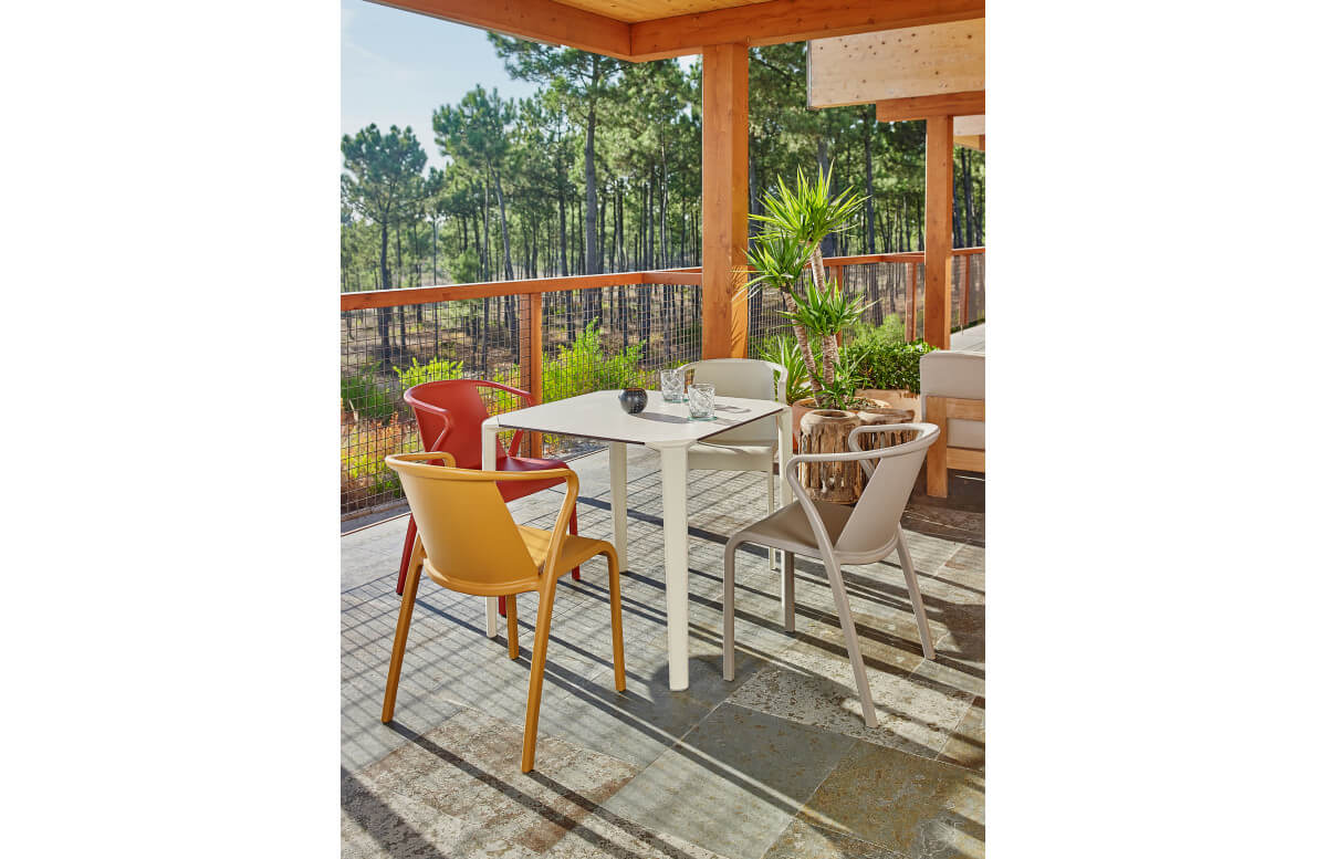 Fauteuil de jardin empilable FADO en polypropylène EZPELETA