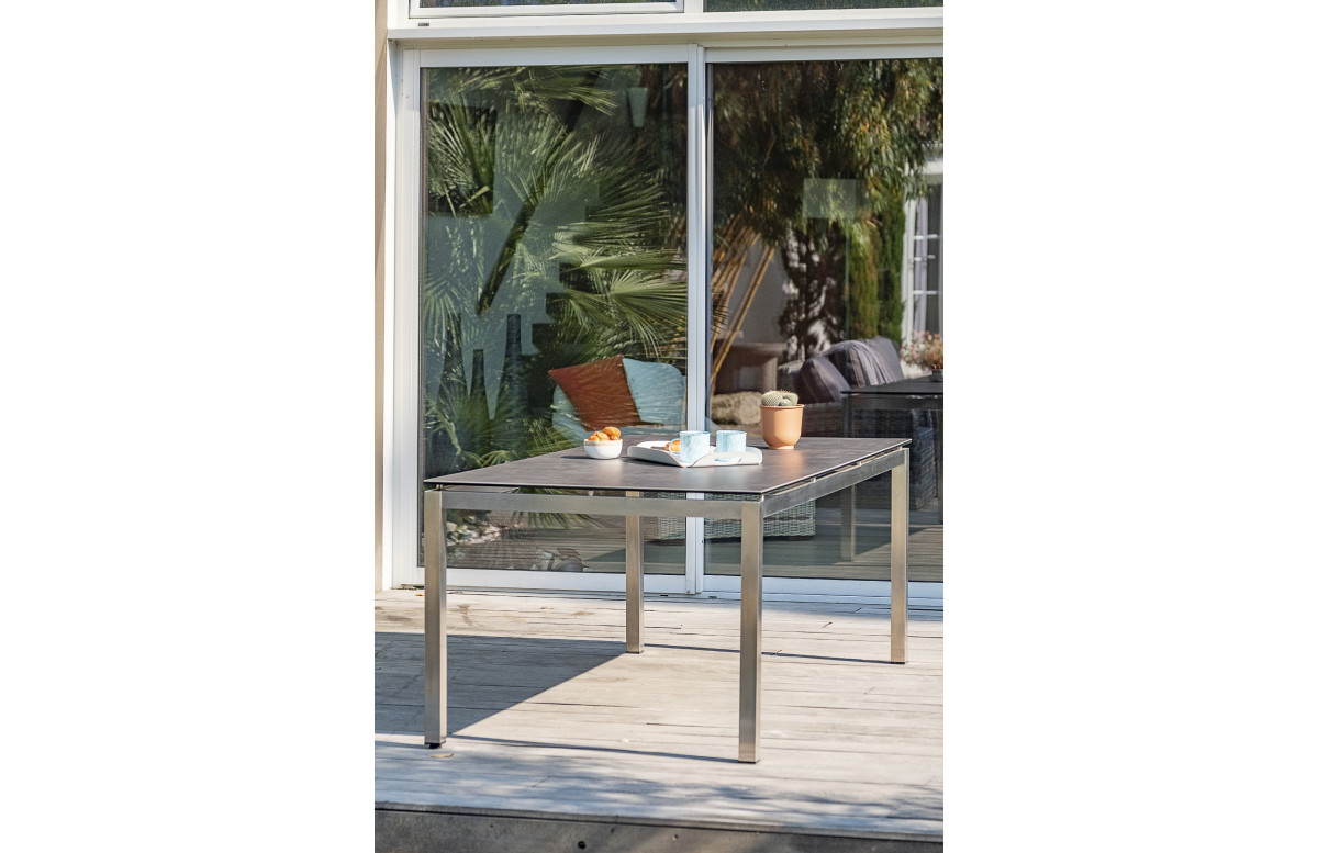 Ensemble table et chaises de jardin empilables Torino 6 personnes en inox & céramique Paris Garden Ensemble table et chaises de jardin empilables Torino 6 personnes en inox & céramique Paris Garden