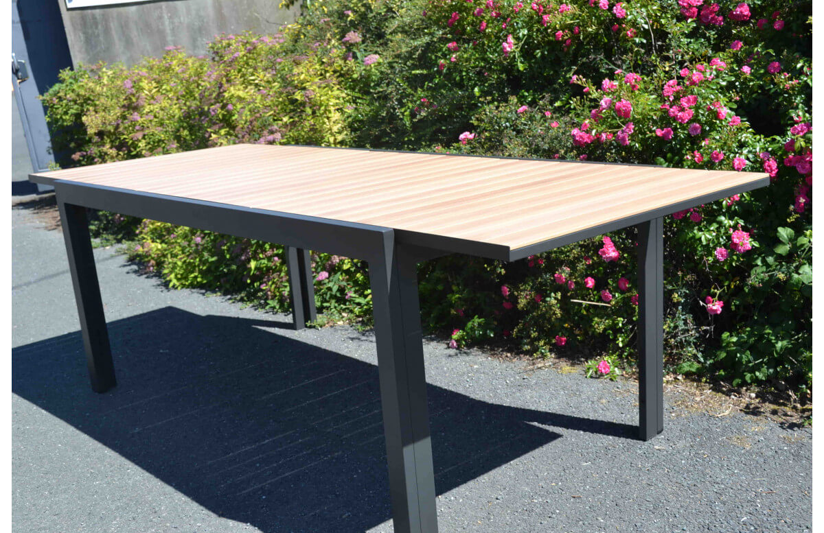 Table de jardin à rallonge pivotante 8 personnes en aluminium imitation bois Castres Table de jardin à rallonge pivotante 8 personnes en aluminium imitation bois Castres