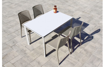 Ensemble table et chaises de jardin empilables 4 personnes Ezpeleta Meet-Park