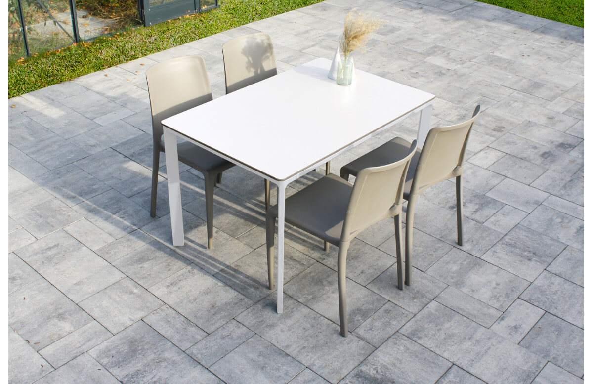 Ensemble table et chaises de jardin empilables 4 personnes Ezpeleta Meet-Hall