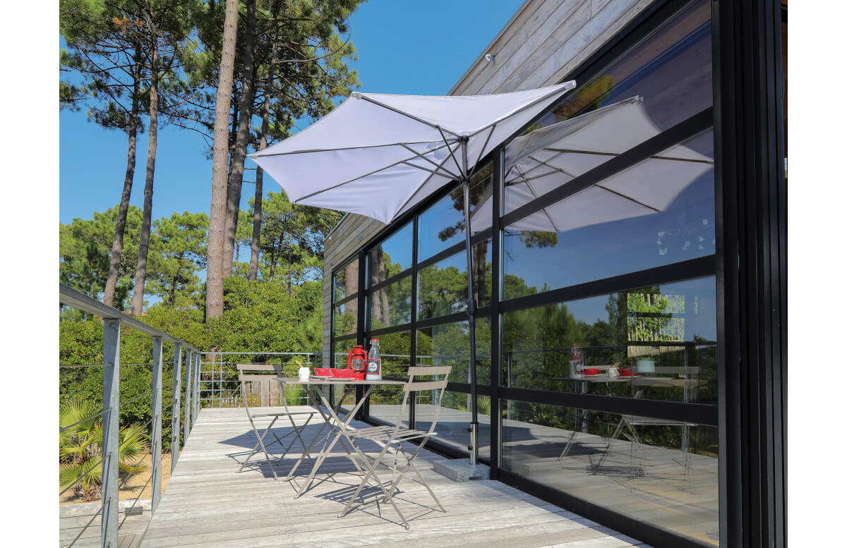 Parasol demi-rond déperlant en aluminium et polyester - Alizé