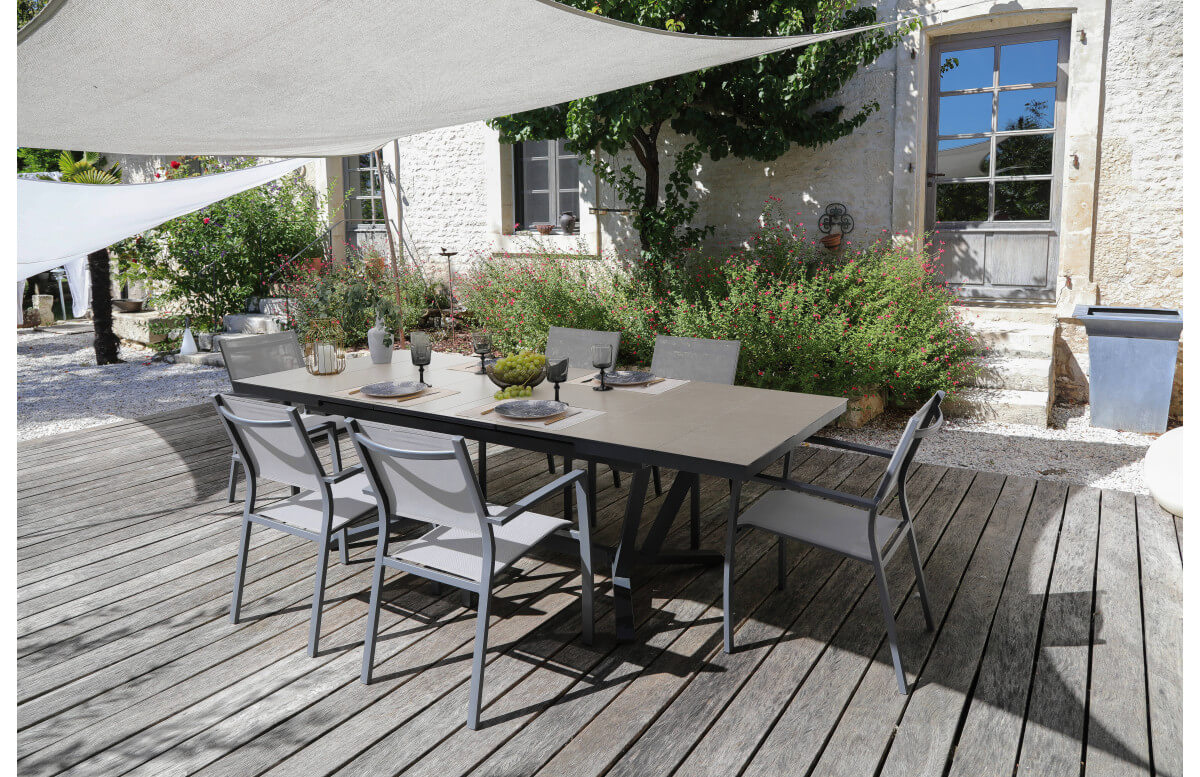 https://www.lerevechezvous.com/39756-product_img_default/table-de-jardin-extensible-en-aluminium-et-ceramique-8-12-personnes-vita-proloisirs.jpg