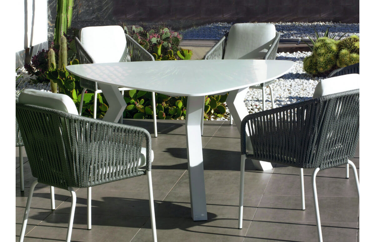 Table triangulaire salon de jardin 6 personnes en aluminium et Krion - Everest - blanche - Hevea