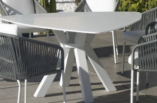 Table triangulaire salon de jardin 6 personnes en aluminium et Krion - Everest - blanche - Hevea