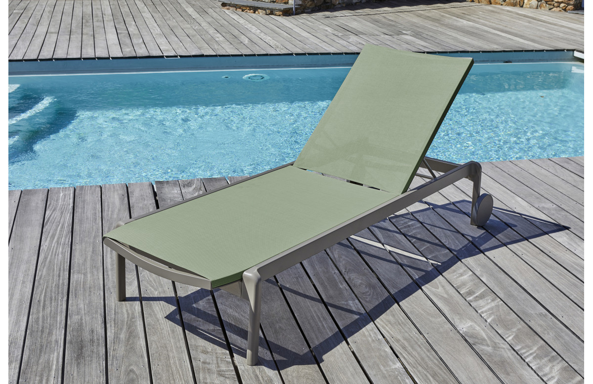 Bain de soleil empilable LAGO en aluminium laqué et toile phifertex EZPELETA Bain de soleil empilable LAGO en aluminium laqué et toile phifertex EZPELETA