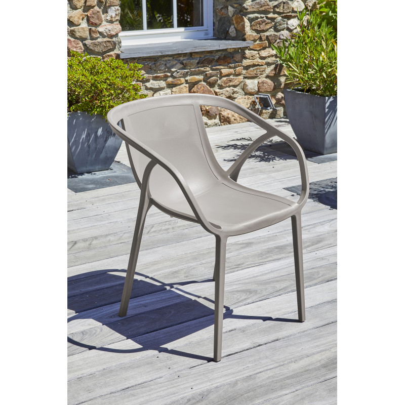 Table pliante en polypro et chaises pliantes en métal