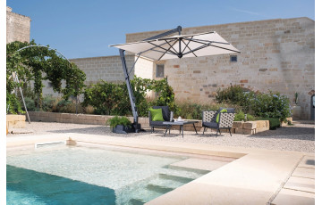 Parasol de jardin carré déporté et inclinable en aluminium Leonardo Braccio 4 x 4 SCOLARO - Ecru