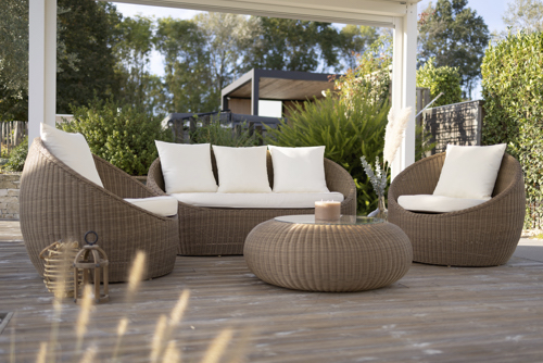 Coussins de salon de jardin : comment les nettoyer et les garder