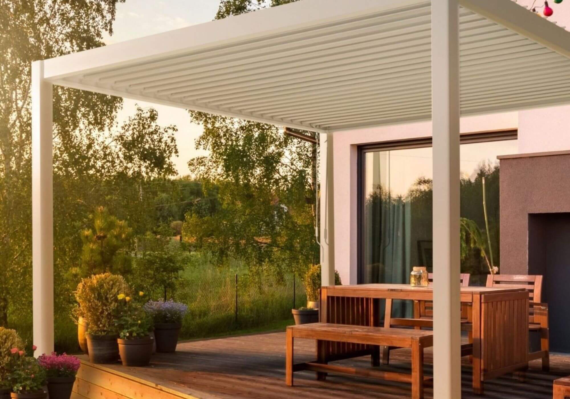 Une Toiture Naturelle pour votre Pergola Adossée en Bois